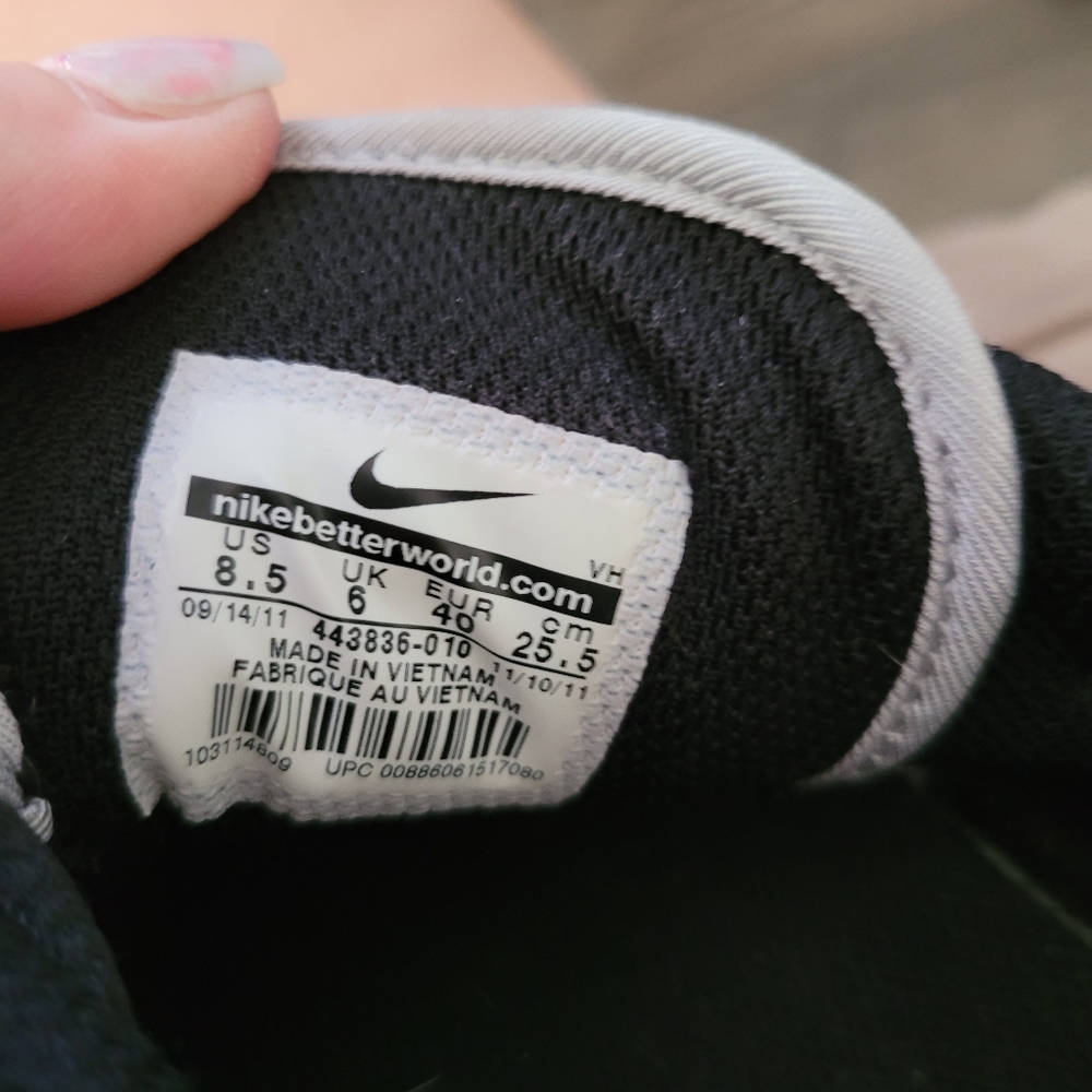 Nike - Picture 3 of 3